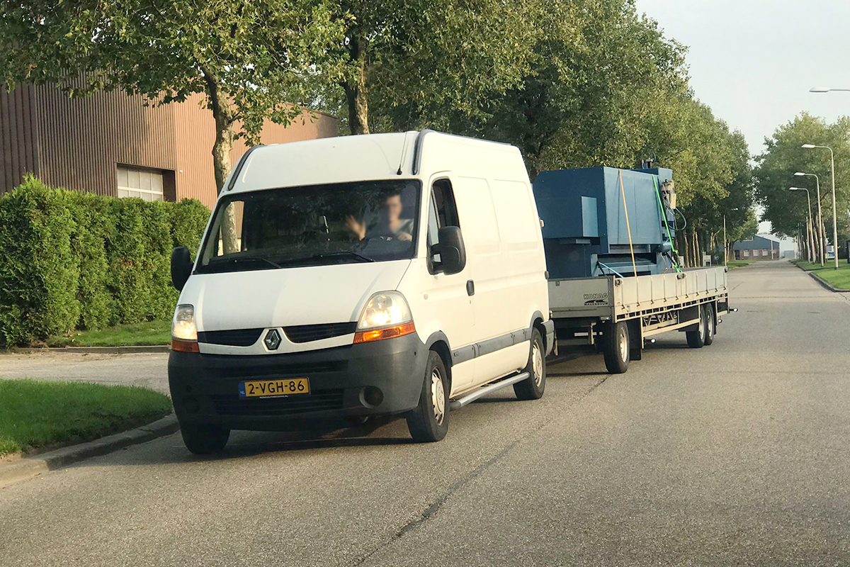 Koeriersbedrijf met aanhangwagen